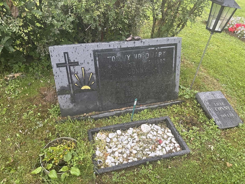 Grave number: 002 2   558