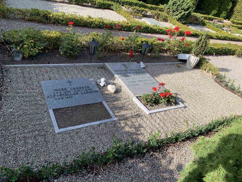 Grave number: NK H II 26-28