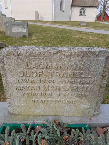 Grave number: 1 D 882-884