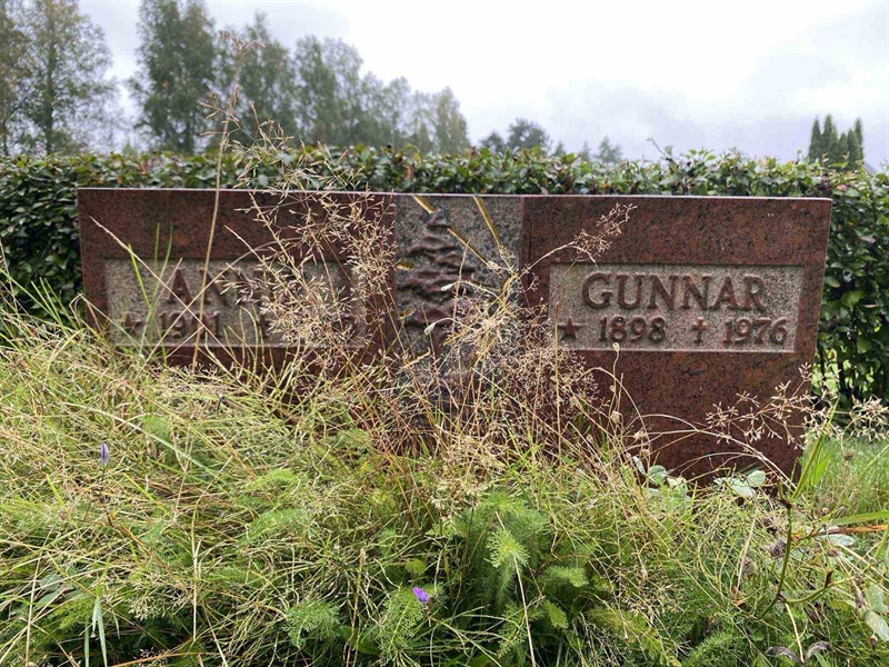 Gravnummer: 1 18    130, 131