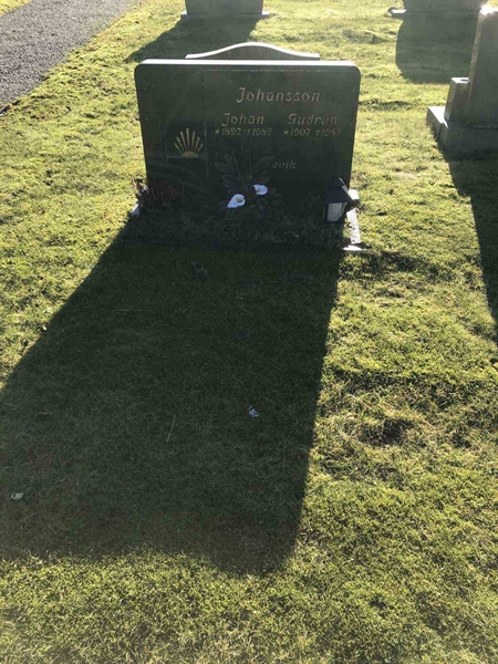 Grave number: SN 03    32, 33