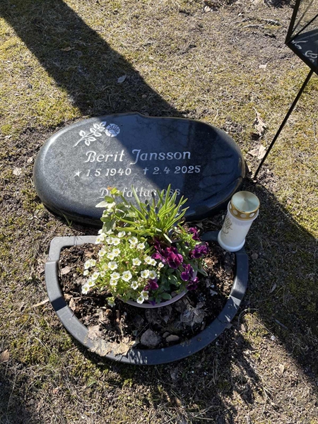 Grave number: R 5    66