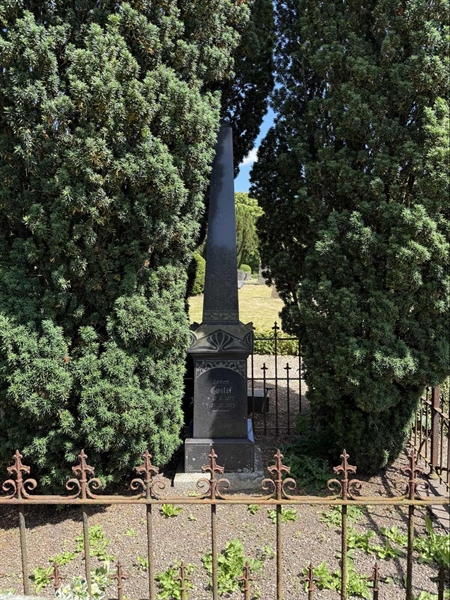Grave number: TR 4 1    12