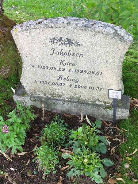 Grave number: 1 10   132-134