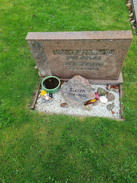 Grave number: KG 09   761, 762