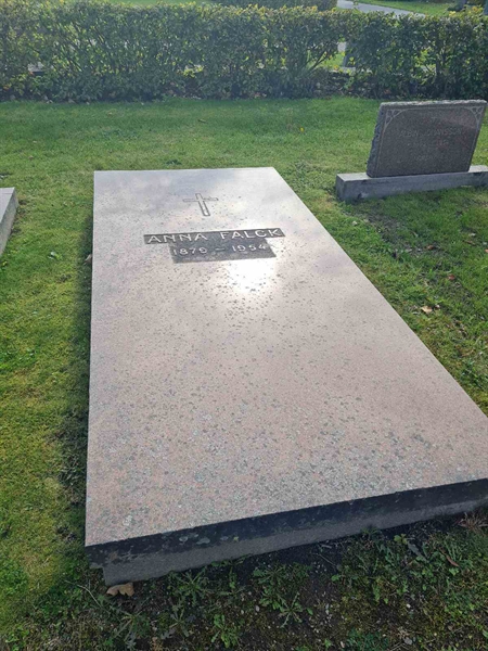 Grave number: F 04    79