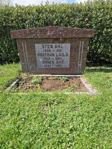 Grave number: 501 09 1305-1307