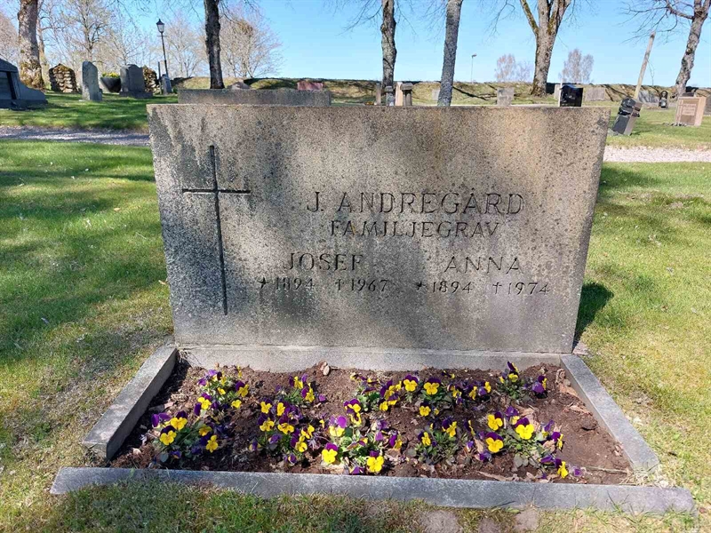 Grave number: HÖ 3   33, 34