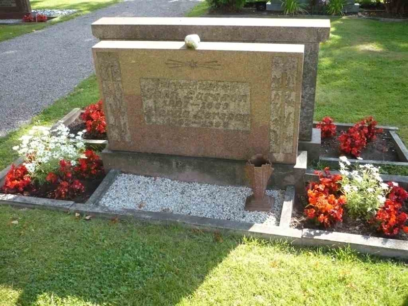 Grave number: SKF D   119, 120