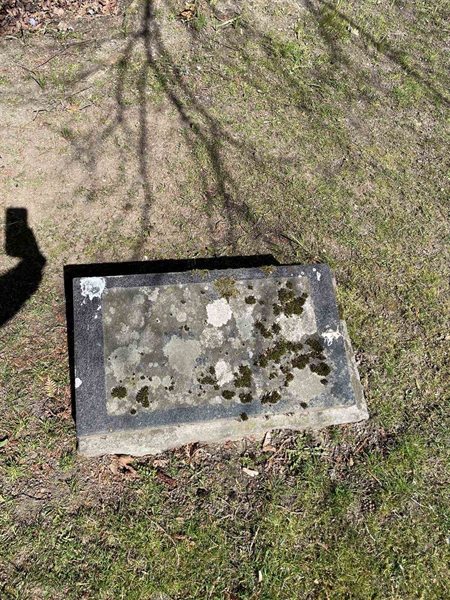 Grave number: Ä G F    24