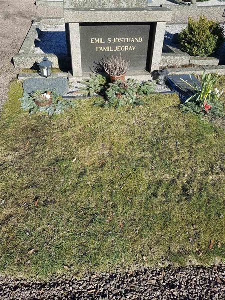Grave number: RK D 1    15, 16