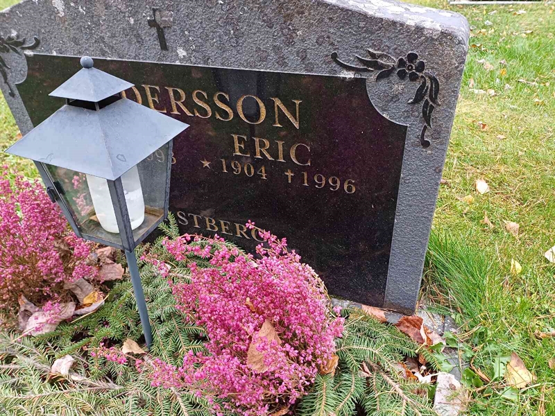 Grave number: JÄ 1 B 3055, 3056, 3057