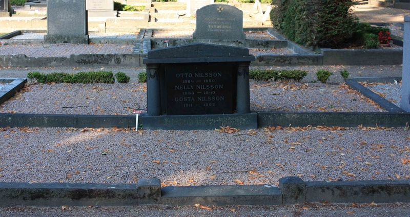 Grave number: Ö 21i   109, 110, 111