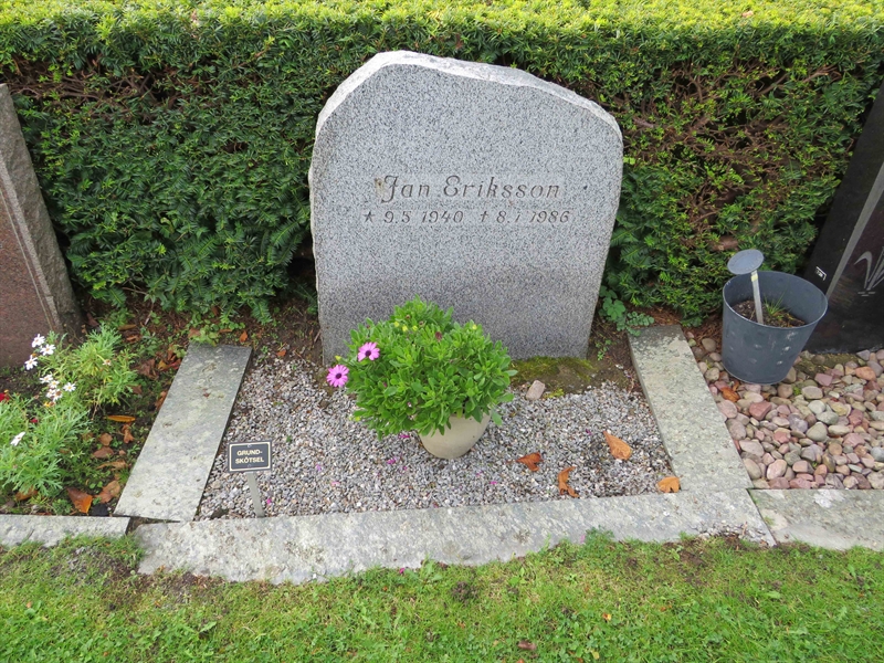 Grave number: 1 07   19