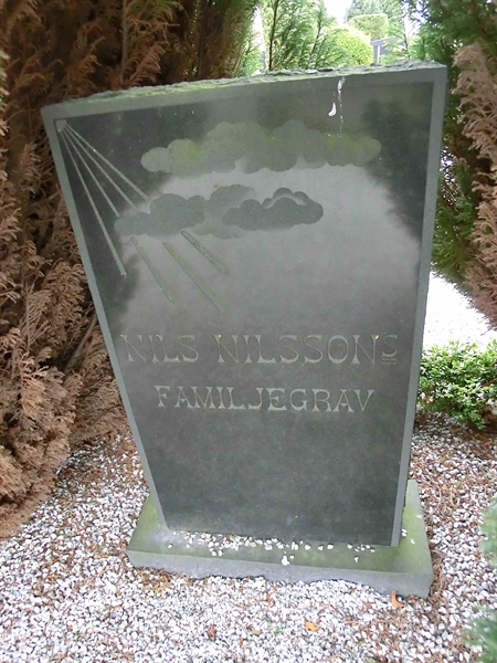 Grave number: LB E 021-024