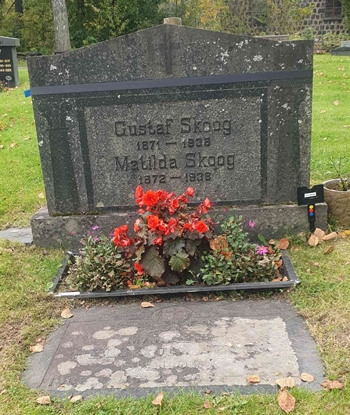 Gravnummer: 1 I    32-33