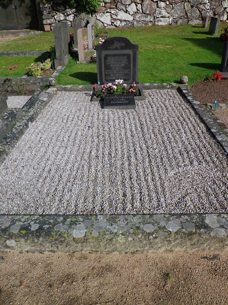Grave number: VI B    10, 11, 12