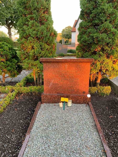 Grave number: KN H     35, 36