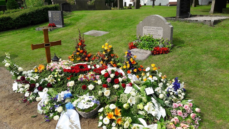 Grave number: T R  0033