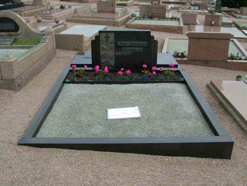 Grave number: 2   694-695