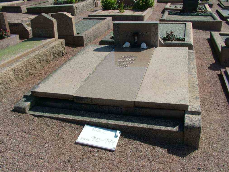Grave number: 2   943-944