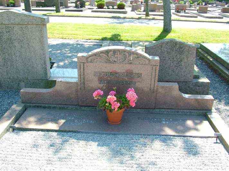 Hautatunnus: 3 02   212-213