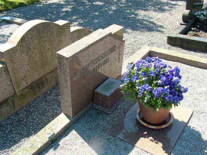 Grave number: 3 02   222-223