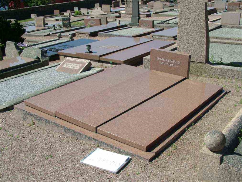 Grave number: 2   909-910