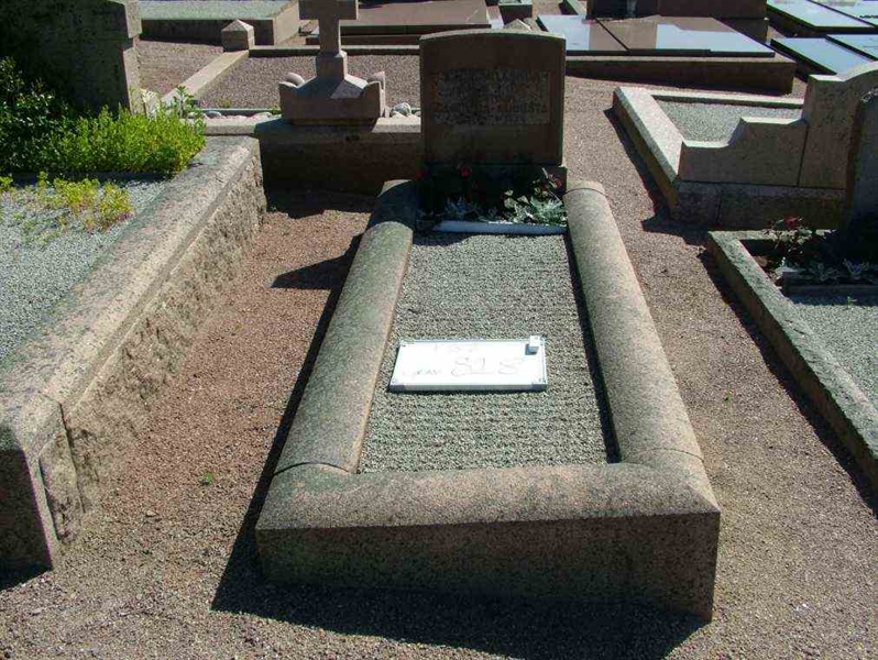Grave number: 2   818