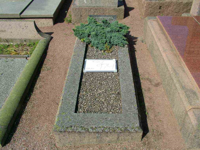 Grave number: 2   974