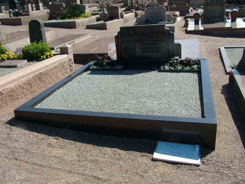 Grave number: 2   763-764