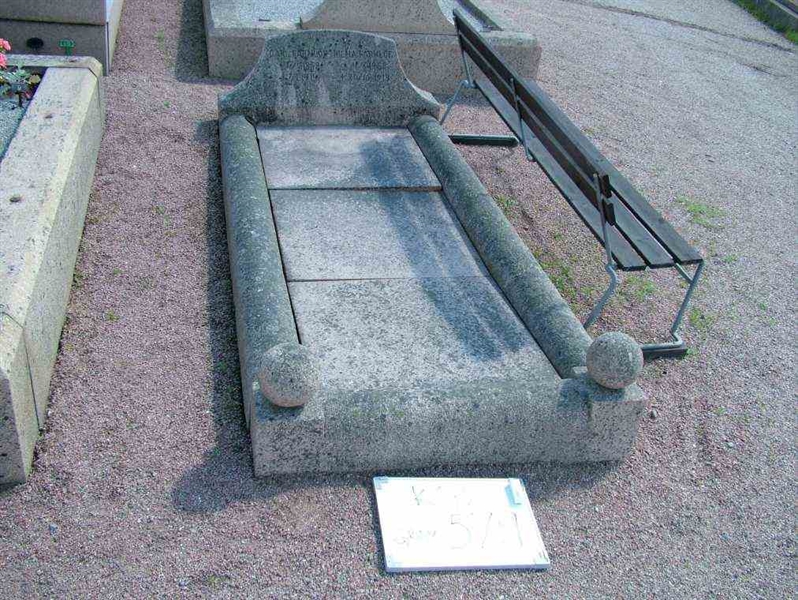 Grave number: 2   579