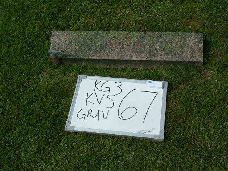 Gravnummer: 3 05    67