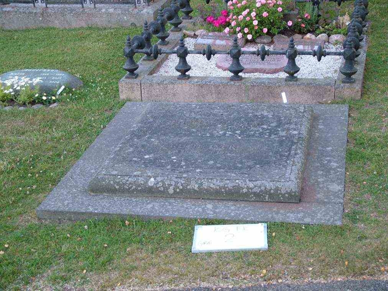 Grave number: 5     2-2