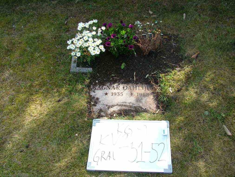 Gravnummer: 9 02    51-52