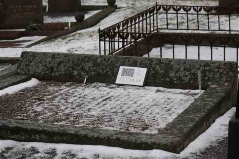 Hautatunnus: 4 11   118-119