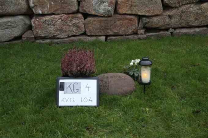 Grave number: 4 12   104