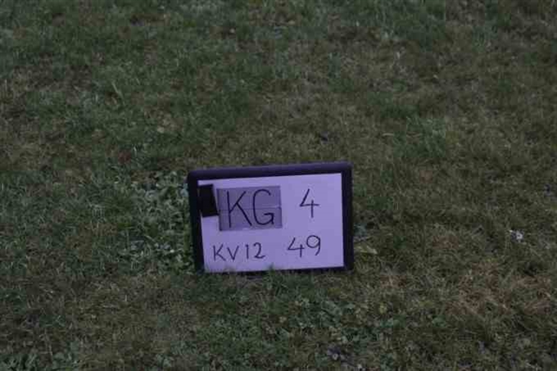 Grave number: 4 12    49