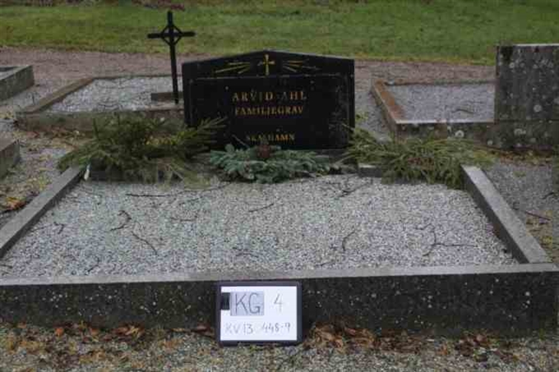 Gravnummer: 4 13   448-449