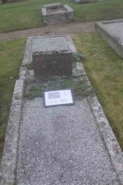 Gravnummer: 4 13   758