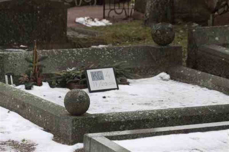 Grave number: 4 11   213-214