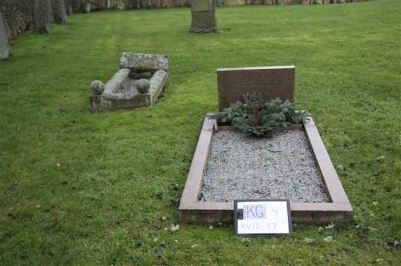 Grave number: 4 12    37