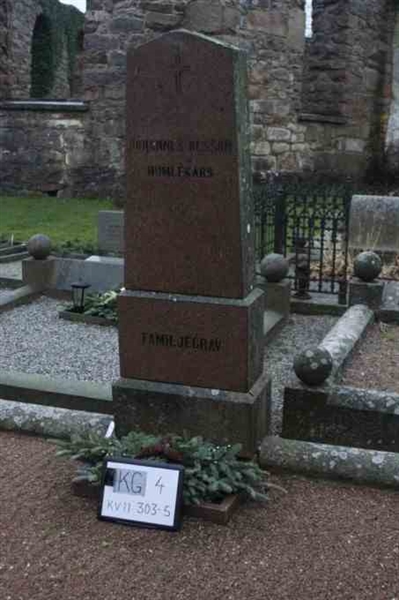 Hautatunnus: 4 11   303-305