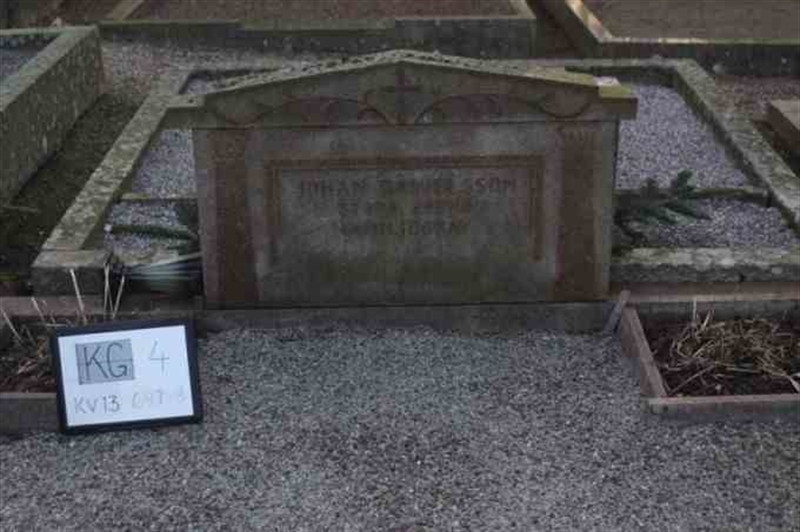 Gravnummer: 4 13   697-698