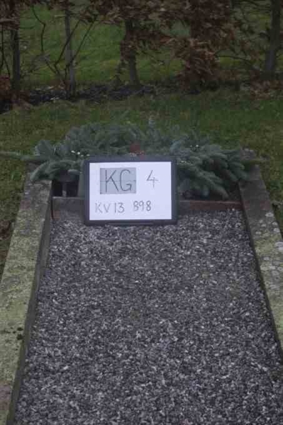 Gravnummer: 4 13   898