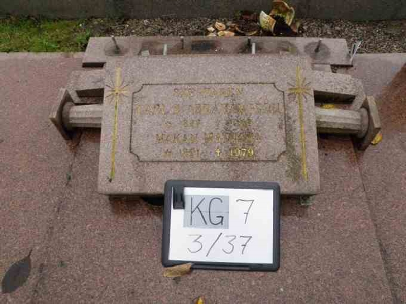 Gravnummer: 7 03    37-2