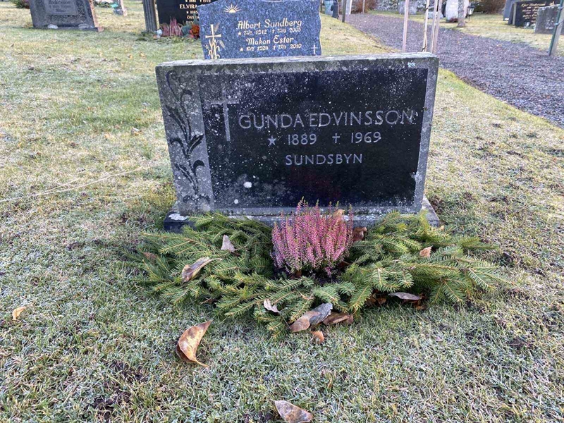 Grave number: 10 Ös 03    51