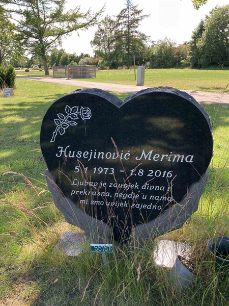 Grave number: R 05M 151, 152