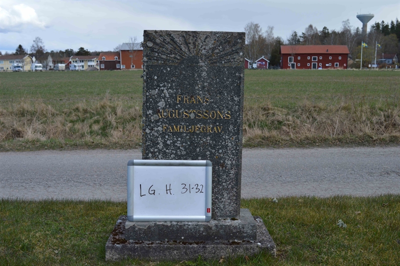Grave number: LG H    31, 32