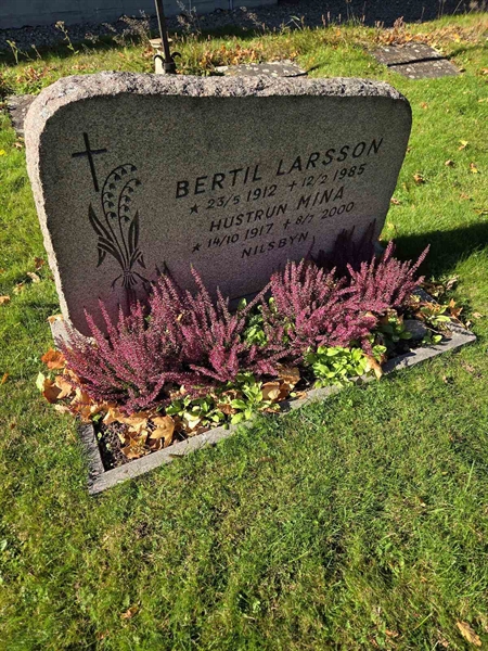 Grave number: T A B   526-527